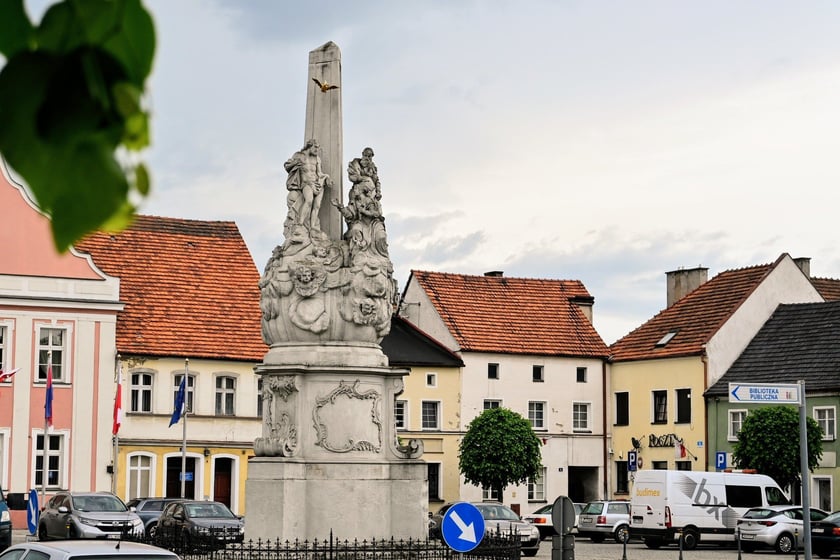 Poza zwiedzeniem zamku warto r&oacute;wnież pospacerować po urokliwej Rydzynie.
