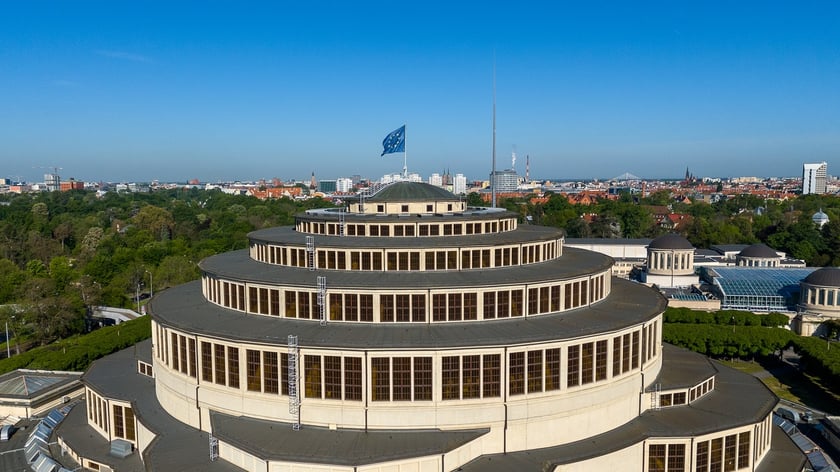 Hala Stulecia. Unijna flaga na szczycie Hali Stulecia, w tle panorama Wrocławia