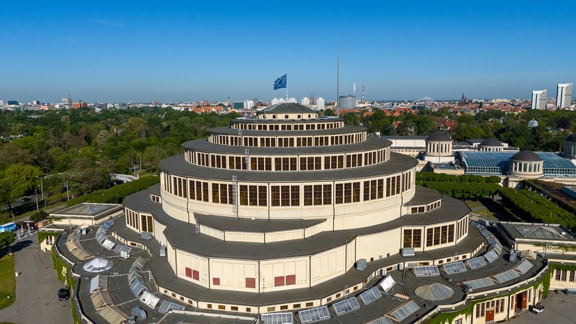 Hala Stulecia. Unijna flaga na szczycie Hali Stulecia, w tle panorama Wrocławia