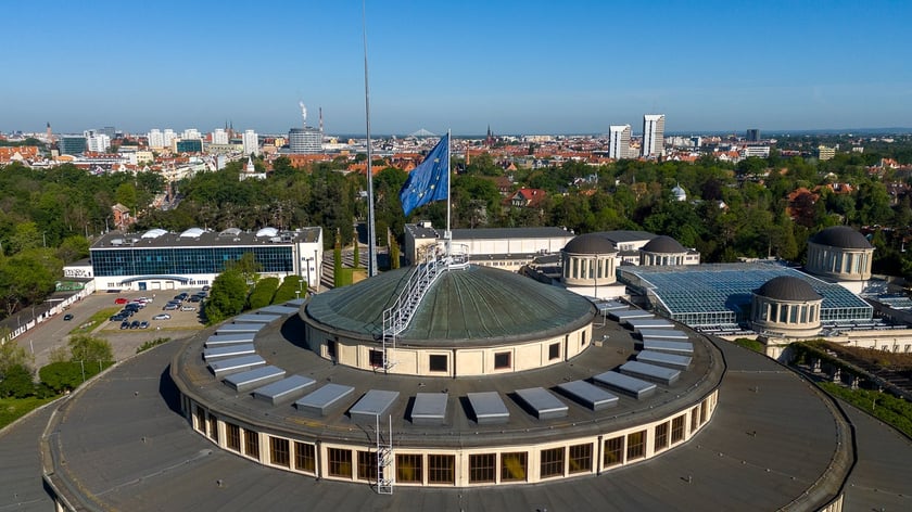 Hala Stulecia. Unijna flaga na szczycie Hali Stulecia, w tle panorama Wrocławia