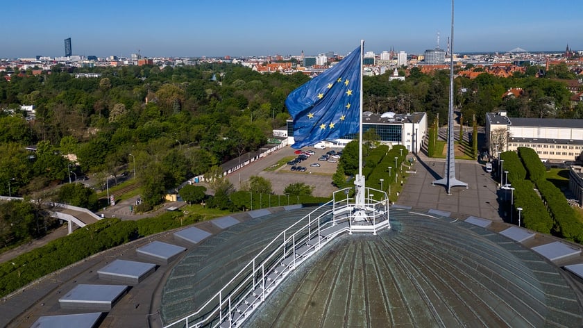 Hala Stulecia. Unijna flaga na szczycie Hali Stulecia, w tle panorama Wrocławia