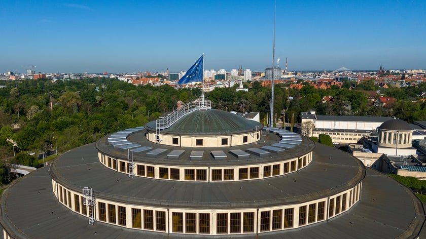 Hala Stulecia. Unijna flaga na szczycie Hali Stulecia, w tle panorama Wrocławia