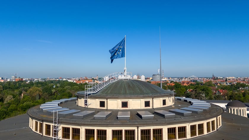 Hala Stulecia. Unijna flaga na szczycie Hali Stulecia, w tle panorama Wrocławia