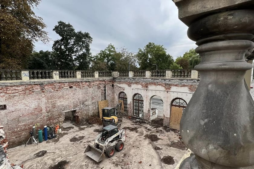 Zdjęcie przedstawia przebudowę i remont. Rewaloryzacja Bastionu Sakwowego kosztowała 30 414 876 zł. Zobacz, jak zmieniło się Wzgórze Partyzantów po remoncie!