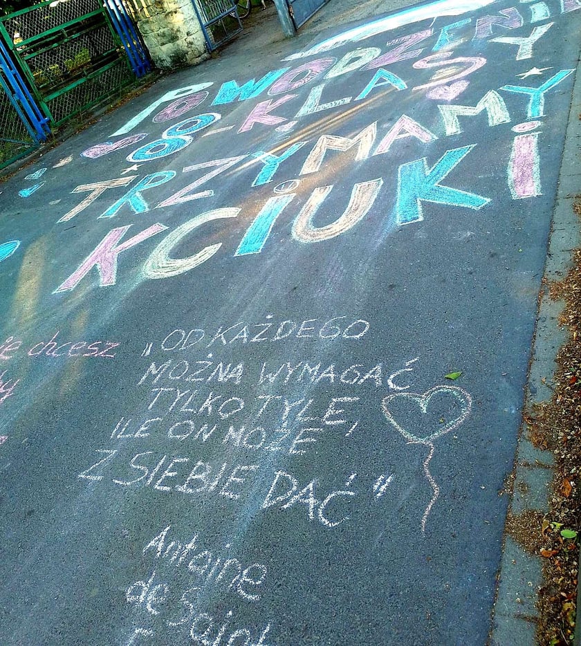 Rodzice ósmoklasistów z SP26 na Maślicach stworzyli przed szkołą motywacyjną "aleję gwiazd"