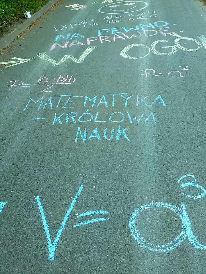 Rodzice ósmoklasistów z SP26 na Maślicach stworzyli przed szkołą motywacyjną "aleję gwiazd"