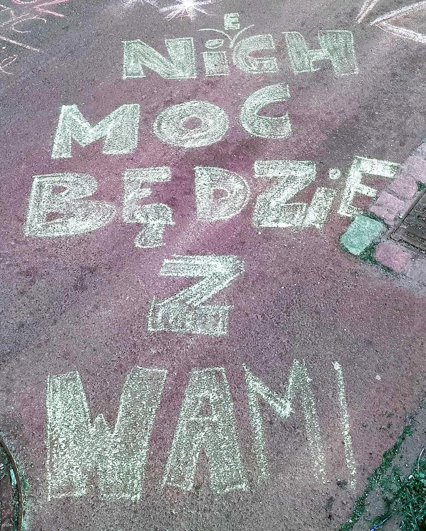 Rodzice ósmoklasistów z SP26 na Maślicach stworzyli przed szkołą motywacyjną "aleję gwiazd"