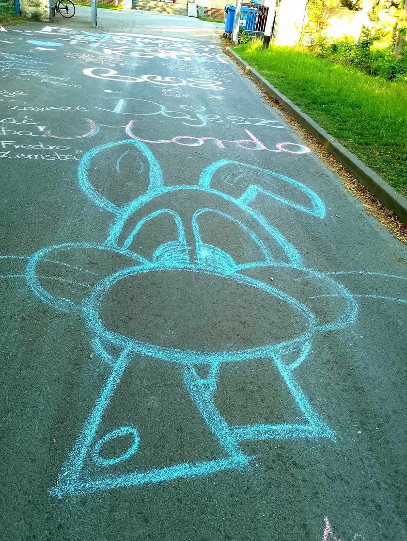 Rodzice ósmoklasistów z SP26 na Maślicach stworzyli przed szkołą motywacyjną "aleję gwiazd"