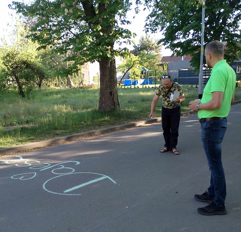 Rodzice ósmoklasistów z SP26 na Maślicach stworzyli przed szkołą motywacyjną "aleję gwiazd"
