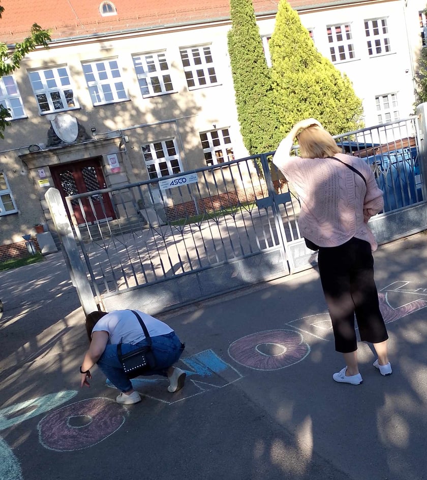 Rodzice ósmoklasistów z SP26 na Maślicach stworzyli przed szkołą motywacyjną "aleję gwiazd"