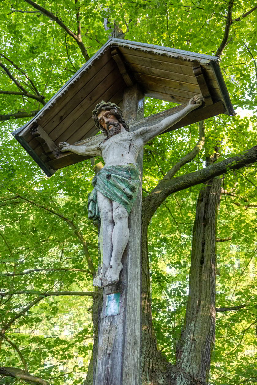 Zabytkowy krzyż nad Odrą, stojący na granicy Biskupina i Dąbia