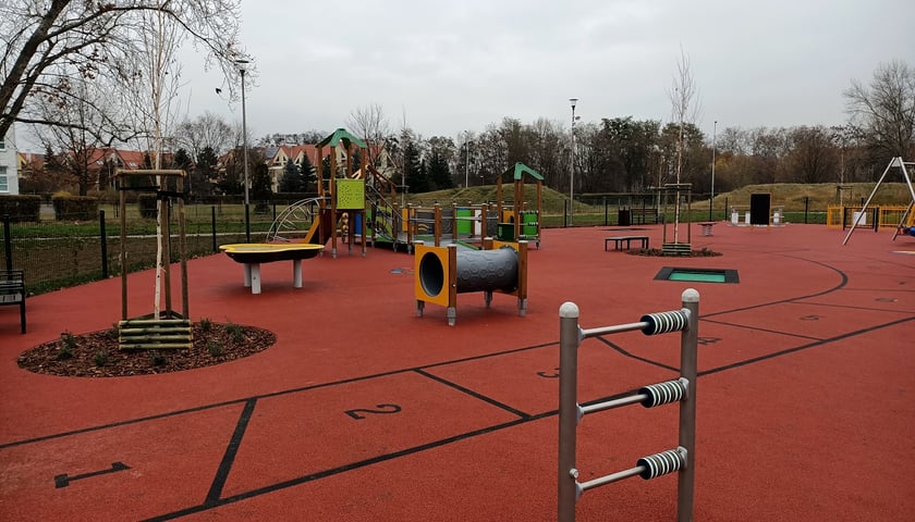 Integracyjny plac zabaw przy Zespole Szk&oacute;ł przy ul. Ignuta