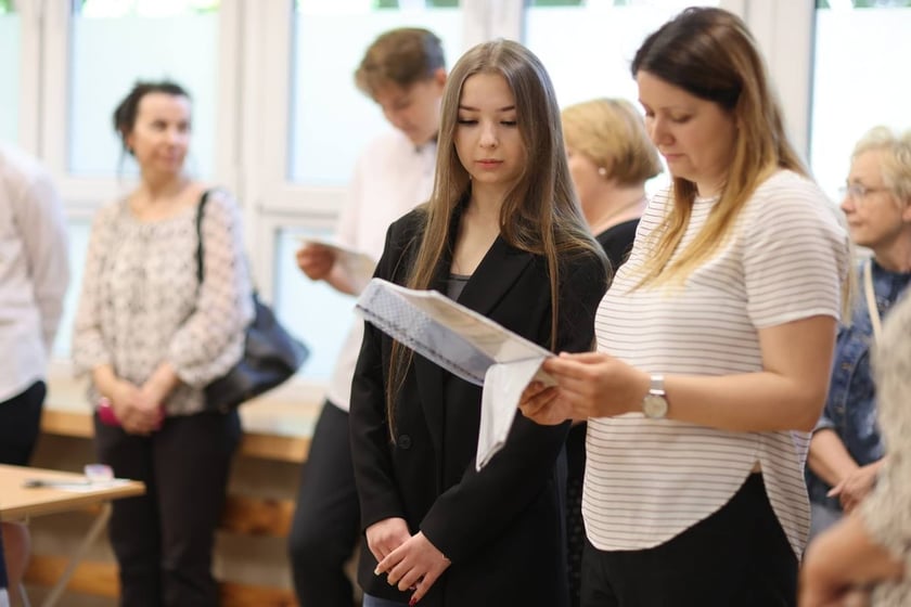 Uczniowie i nauczycielka SP 29 we Wrocławiu przed egzaminem ósmoklasisty 2024