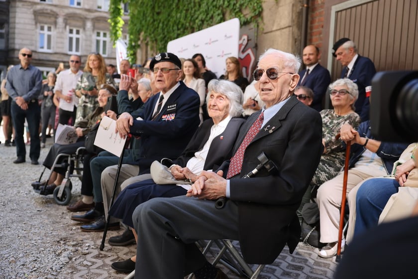 Uroczyste odsłonięcie muralu pamięci WARSZAWIACY - POWSTAŃCY - WROCŁAWIANIE z okazji 80. rocznicy Powstania Warszawskiego.