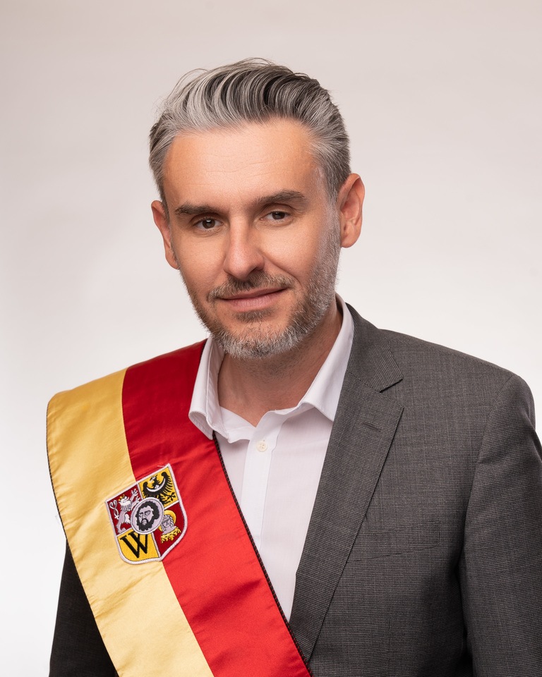 Rocznik 1982. Absolwent prawa na Uniwersytecie Wrocławskim. Od 12 lat prowadzi kancelarię prawną. W latach 2023 i 2024 wiceprezydent Wrocławia. Pełnomocnik prezydenta ds. przeciwdziałania ksenofobii. Inicjator społecznych agencji najmu, gabinet&oacute;w dentystycznych w szkołach, wsp&oacute;łautor projektu bezpłatnej komunikacji miejskiej dla senior&oacute;w, propagator idei r&oacute;wnouprawnienia.
Komisje: rewizyjna | zdrowia, spraw społecznych i r&oacute;wnego traktowania | polityki mieszkaniowej
PRZEWODNICZĄCY KLUBU RADNYCH LEWICY
