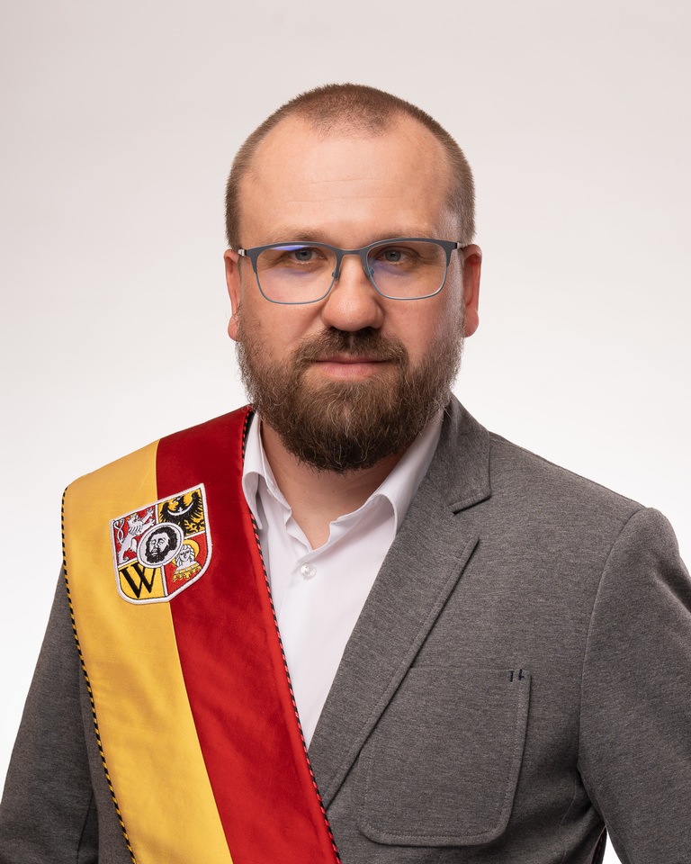 Rocznik 1986. Studiował geografię na Uniwersytecie Wrocławskim. Był na studiach doktoranckich na wydziale nauk o ziemi i kształtowania środowiska. Na uczelni pracuje jako specjalista w zakładzie zagospodarowania przestrzennego. Od 2017 roku jest w radzie osiedla Maślice. Wiceprezes Wrocławskiego Forum Osiedlowego.
Komisje: osiedli, partycypacji, bezpieczeństwa i porządku publicznego (przewodniczący) | polityki transportowej i zr&oacute;wnoważonej mobilności | ochrony środowiska, klimatu i zr&oacute;wnoważonego rozwoju
KLUB RADNYCH KOALICJI OBYWATELSKIEJ