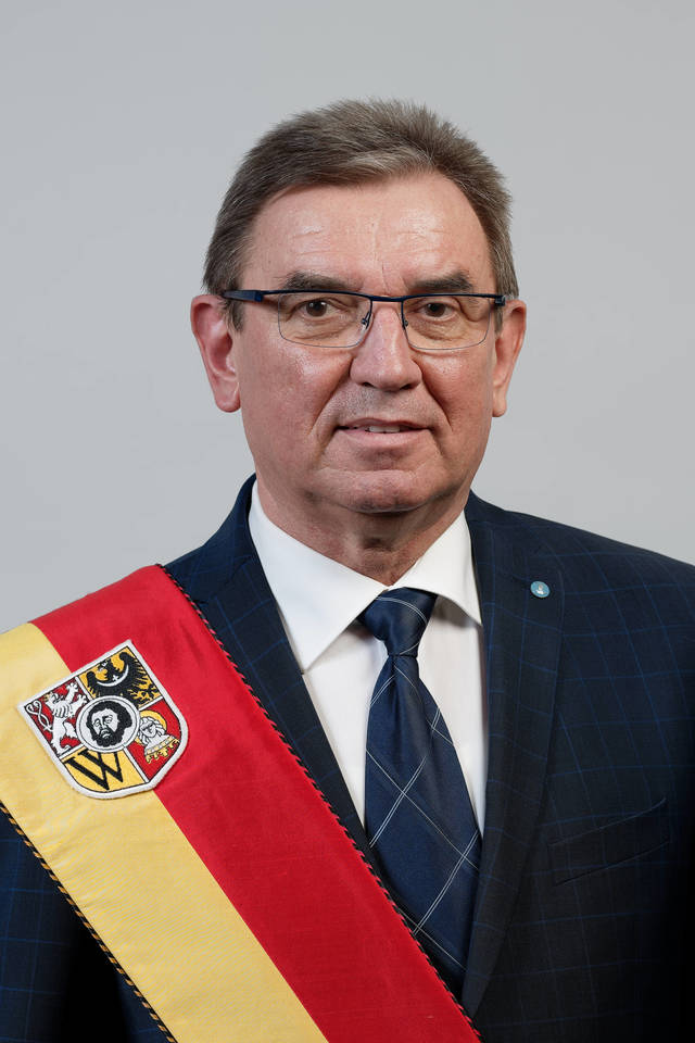 Rocznik 1957. Z wykształcenia nauczyciel, nagrodzony Nagrodą Ministra Edukacji Narodowej. Uczył zajęć praktyczno-technicznych w szkole podstawowej. Samorządowiec, społecznik, założyciel Stowarzyszenia Charytatywnego im. Kazimierza Michalczyka oraz organizator wydarzeń charytatywnych, kulturalnych, edukacyjnych i sportowych. Radny miejski od 1998 roku.
Komisje: rewizyjna | polityki senioralnej
Radny niezszerzony, mandat uzyskał z listy KW Jacek Sutryk Lewica i Samorządowcy