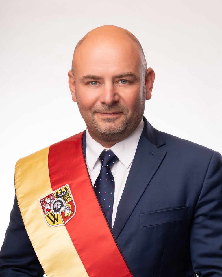 Rocznik 1977. Absolwent Wydziału Nauk Społecznych Uniwersytetu Wrocławskiego. Jest dyrektorem Wydziału Mienia Wojew&oacute;dzkiego w Urzędzie Marszałkowskim Wojew&oacute;dztwa Dolnośląskiego. Wcześniej w departamencie spraw społecznych. Autor projektu Wrośnij we Wrocław i pomysłu gabinet&oacute;w dentystycznych w szkołach. Przyczynił się do budowy Aquaparku Broch&oacute;w.
Komisje: kultury i nauki | polityki mieszkaniowej (przewodniczący) | architektury i rozwoju przestrzennego
KLUB RADNYCH LEWICY