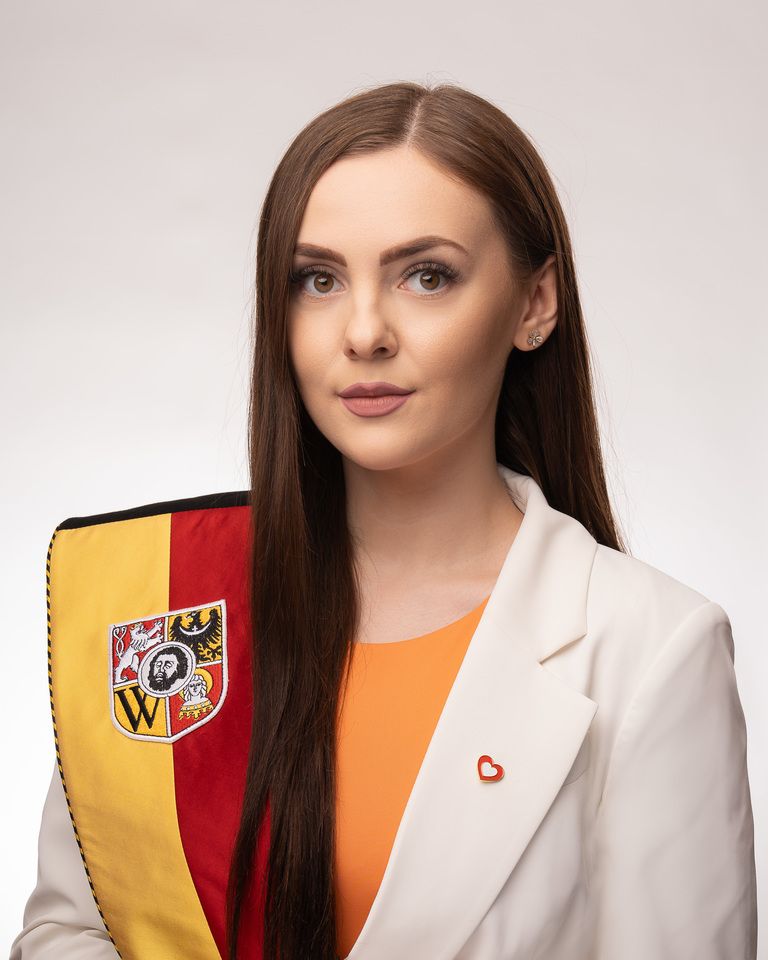 Urodzona w roku 2001. Studiuje dziennie dyplomację i europeistykę na Uniwersytecie Wrocławskim. Była przewodniczącą organizacji Platformy Młodych, kt&oacute;rej celem jest m.in. pomoc w zdobywaniu wiedzy i kwalifikacji. Aktywistka i działaczka społeczna. Inicjatorka i wsp&oacute;łorganizatorka akcji Podaruj Dzieciom Święta na rzecz podopiecznych z domu dziecka.
Komisje: edukacji i młodzieży | architektury i rozwoju przestrzennego | gospodarki komunalnej i inicjatyw gospodarczych
KLUB RADNYCH KOALICJI OBYWATELSKIEJ