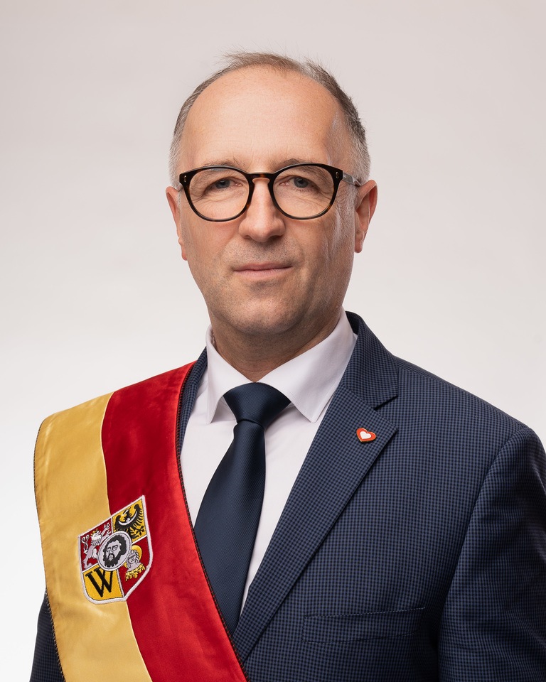 Rocznik 1975. Ukończył studia MBA w Wyższej Szkole Zarządzania &bdquo;Edukacja&rdquo; we Wrocławiu. Jest absolwentem Wrocławskiej Akademii Biznesu w Naukach Stosowanych. Przez 18 lat był żołnierzem zawodowym. Przedsiębiorca zajmujący się doradzaniem w zarządzaniu firmami i w logistyce. Jest w radzie osiedla Krzyki-Partynice.
Komisje: osiedli, partycypacji, bezpieczeństwa i porządku publicznego | architektury i rozwoju przestrzennego | gospodarki komunalnej i inicjatyw gospodarczych
PRZEWODNICZĄCY KLUBU RADNYCH KOALICJI OBYWATELSKIEJ