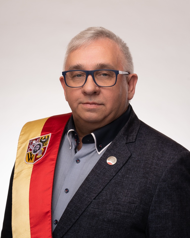 Rocznik 1966. Z wykształcenia historyk i nauczyciel. Absolwent Uniwersytetu Wrocławskiego. Ukończył studia podyplomowe z muzykologii na Uniwersytecie Jagiellońskim i z historii sztuki w Państwowej Akademii Nauk w Warszawie. Nauczyciel historii w LO XVII we Wrocławiu. Działacz w Towarzystwie Miłośnik&oacute;w Lwowa i Kres&oacute;w Południowo-Wschodnich. Biegły sądowy w zakresie numizmatyki. Działacz opozycji antykomunistycznej. Oznaczony Krzyżem Wolności i Solidarności.
Komisje: polityki senioralnej (przewodniczący) | edukacji i młodzieży | kultury i nauki
KLUB RADNYCH PRAWA I SPRAWIEDLIWOŚCI