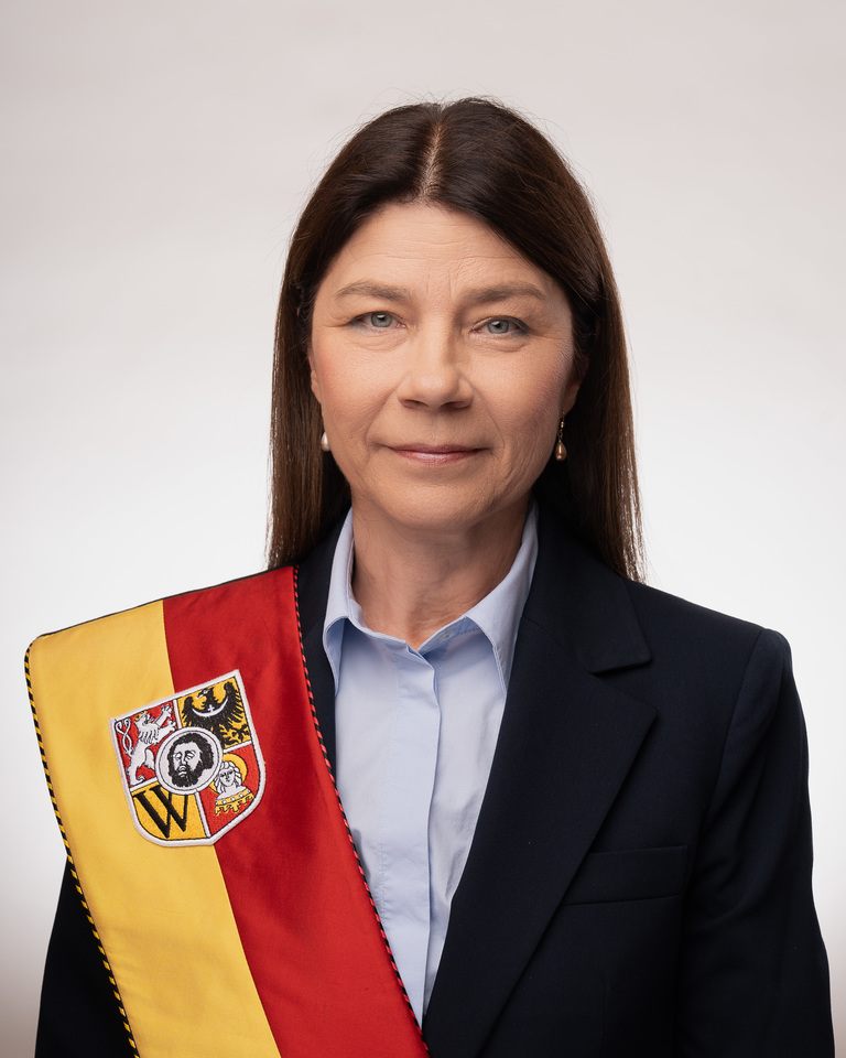 Urodzona w roku 1967. Skończyła studia na jeleniog&oacute;rskim wydziale Akademii Ekonomicznej we Wrocławiu na kierunku ekonomiki i organizacji turystyki i hotelarstwa. 25 lat pracowała w bankowości. Od 7 lat prowadzi własną działalność gospodarczą w branży handlowej.
Komisje: gospodarki komunalnej i inicjatyw gospodarczych | budżetu i finans&oacute;w | sportu, rekreacji i turystyki
KLUB RADNYCH KOALICJI OBYWATELSKIEJ