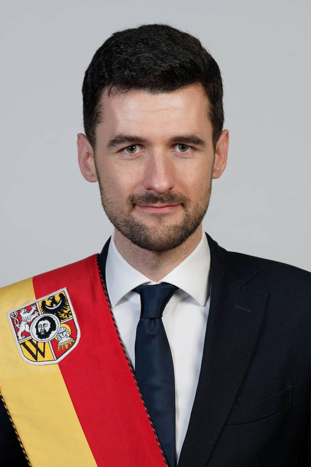 Rocznik 1987. Ukończył studia licencjackie na Uniwersytecie Wrocławskim na kierunku politologia. Były dyrektor gabinetu marszałka oraz zastępca dyrektora wydziału dialogu społecznego w urzędzie marszałkowskim. Prowadzi agencję reklamową. W radzie miejskiej zajmował się m.in. architekturą, gospodarką komunalną oraz budżetem i finansami.
Komisje: architektury i rozwoju przestrzennego | budżetu i finans&oacute;w | gospodarki komunalnej i inicjatyw gospodarczych (przewodniczący)
KLUB RADNYCH KOALICJI OBYWATELSKIEJ
