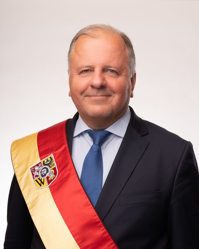 Rocznik 1970. Absolwent prawa na Uniwersytecie Wrocławskim. Magister prawa kanonicznego na Uniwersytecie Kardynała Stefana Wyszyńskiego w Warszawie. Były zastępca dyrektora Dolnośląskiego Ośrodka Rolniczego we Wrocławiu. Pracował w biurze ministra środowiska. Obecnie prowadzi kancelarię radcy prawnego. Interesuje się ochroną środowiska i architekturą.
Komisje: ochrony środowiska, klimatu i zr&oacute;wnoważonego rozwoju | architektury i rozwoju przestrzennego | rewizyjna (przewodniczący)
KLUB RADNYCH PRAWA I SPRAWIEDLIWOŚCI