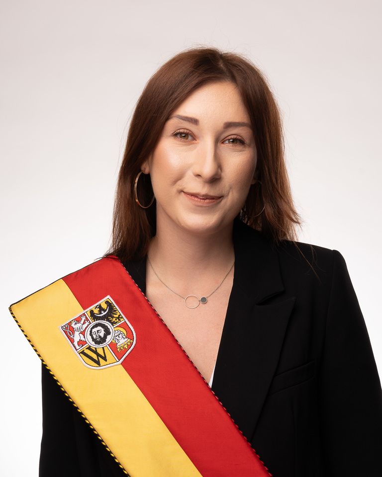 Rocznik 1994. Ukończyła studia na Wydziale Prawa, Administracji i Ekonomii na Uniwersytecie Wrocławskim. Obecnie jest doktorantką z zakresu nauk prawnych. Zawodowo związana z funduszami unijnymi. Pomagała migrantom z Ukrainy i zajmuje się sprawą in vitro. Autorka referat&oacute;w, publikacji naukowych i koordynatorka inicjatyw lokalnych we Wrocławiu.
Komisje: skarg, wniosk&oacute;w i petycji (przewodnicząca) | sportu, rekreacji i turystyki | zdrowia, spraw społecznych i r&oacute;wnego traktowania
KLUB RADNYCH KOALICJI OBYWATELSKIEJ