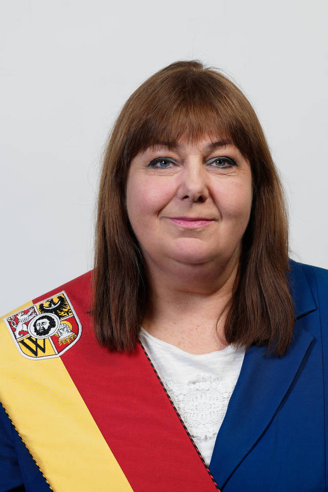 Rocznik 1960. Magister geologii na Wydziale Nauk Przyrodniczych Uniwersytetu Wrocławskiego. Ukończyła także studia podyplomowe na Wydziale Matematyki, Fizyki i Chemii Uniwersytetu Wrocławskiego oraz w Wyższej Szkole Bankowej we Wrocławiu z zakresu zarządzania oświatą. Z zawodu nauczycielka matematyki. Zajmuje się środowiskiem, architekturą i edukacją.
Komisje: ochrony środowiska, klimatu i zr&oacute;wnoważonego rozwoju | edukacji i młodzieży (przewodnicząca) | architektury i rozwoju przestrzennego
KLUB RADNYCH KOALICJI OBYWATELSKIEJ