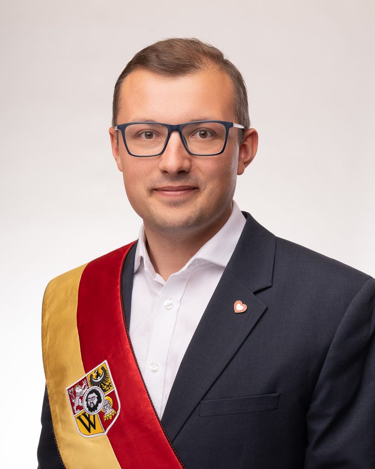Urodzony w 1994 roku. Ukończył studia na Wydziale Nauk Ekonomicznych Uniwersytetu Ekonomicznego. Przedsiębiorca w biurze nieruchomości i menedżer w koncernie paliwowym ze Słowacji. Wykładowca Wyższej Szkoły Zarządzania i Administracji w Opolu. Przewodniczący zarządu osiedla Widawa. Wiceprzewodniczący Platformy Obywatelskiej we Wrocławiu.
Komisje: budżetu i finans&oacute;w | osiedli, partycypacji, bezpieczeństwa i porządku publicznego | polityki mieszkaniowej
KLUB RADNYCH KOALICJI OBYWATELSKIEJ