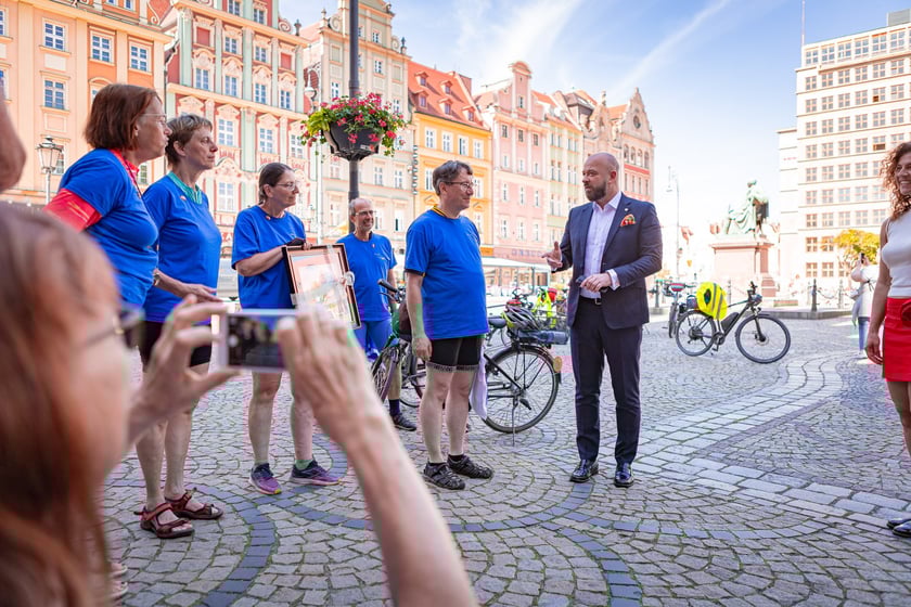 Rowerzyści z&nbsp;Koła Przyjaci&oacute;ł Erlangen-H&ouml;chstadt/Tarnowskie G&oacute;ry (Tarnowitz) e.V. we Wrocławiu &ndash; z prezydentem Jackiem Sutrykiem