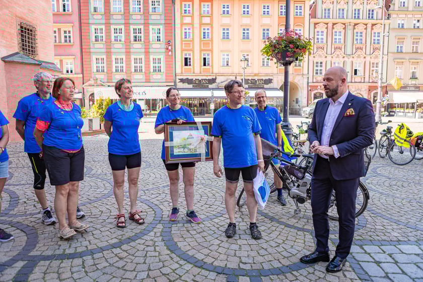 Rowerzyści z&nbsp;Koła Przyjaci&oacute;ł Erlangen-H&ouml;chstadt/Tarnowskie G&oacute;ry (Tarnowitz) e.V. we Wrocławiu &ndash; z prezydentem Jackiem Sutrykiem
