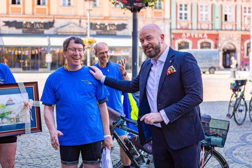Rowerzyści z&nbsp;Koła Przyjaci&oacute;ł Erlangen-H&ouml;chstadt/Tarnowskie G&oacute;ry (Tarnowitz) e.V. we Wrocławiu &ndash; z prezydentem Jackiem Sutrykiem