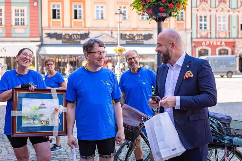 Rowerzyści z&nbsp;Koła Przyjaci&oacute;ł Erlangen-H&ouml;chstadt/Tarnowskie G&oacute;ry (Tarnowitz) e.V. we Wrocławiu &ndash; z prezydentem Jackiem Sutrykiem
