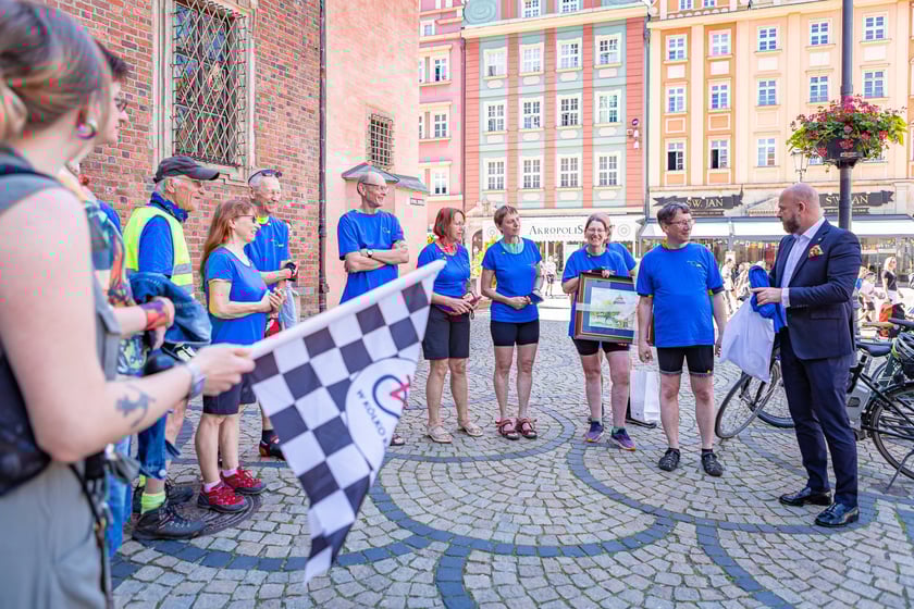Rowerzyści z&nbsp;Koła Przyjaci&oacute;ł Erlangen-H&ouml;chstadt/Tarnowskie G&oacute;ry (Tarnowitz) e.V. we Wrocławiu &ndash; z prezydentem Jackiem Sutrykiem