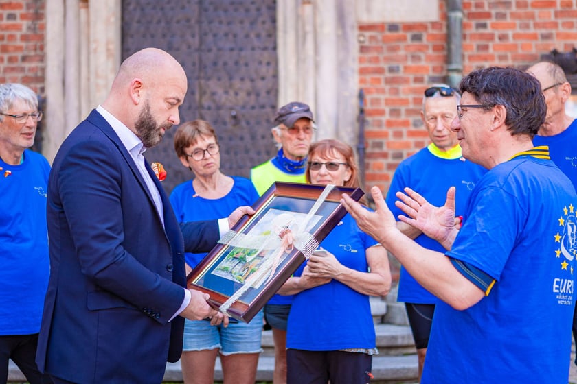 Rowerzyści z&nbsp;Koła Przyjaci&oacute;ł Erlangen-H&ouml;chstadt/Tarnowskie G&oacute;ry (Tarnowitz) e.V. we Wrocławiu &ndash; z prezydentem Jackiem Sutrykiem