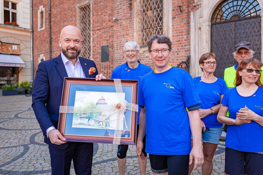 Rowerzyści z&nbsp;Koła Przyjaci&oacute;ł Erlangen-H&ouml;chstadt/Tarnowskie G&oacute;ry (Tarnowitz) e.V. we Wrocławiu &ndash; z prezydentem Jackiem Sutrykiem