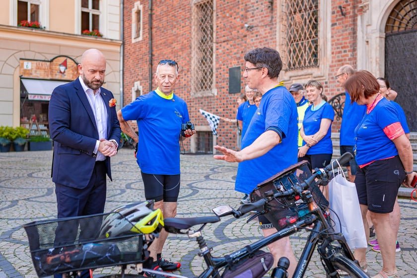 Rowerzyści z&nbsp;Koła Przyjaci&oacute;ł Erlangen-H&ouml;chstadt/Tarnowskie G&oacute;ry (Tarnowitz) e.V. we Wrocławiu &ndash; z prezydentem Jackiem Sutrykiem