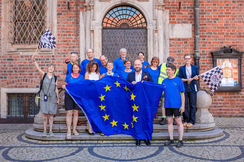 Rowerzyści z&nbsp;Koła Przyjaci&oacute;ł Erlangen-H&ouml;chstadt/Tarnowskie G&oacute;ry (Tarnowitz) e.V. we Wrocławiu &ndash; z prezydentem Jackiem Sutrykiem