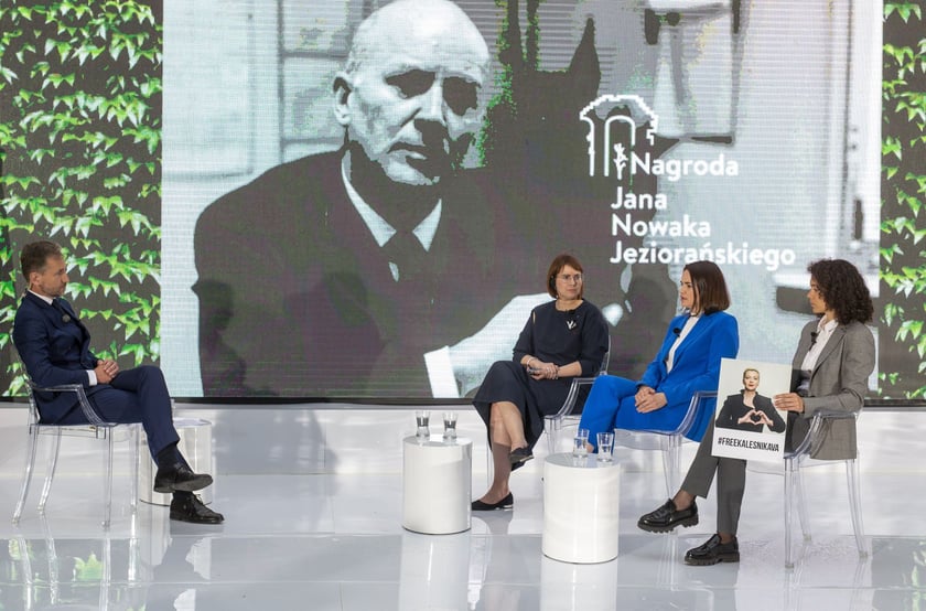 e) wprowadzenie pisowni wielką literą wszystkich człon&oacute;w w nazwach order&oacute;w, medali, odznaczeń, nagr&oacute;d i tytuł&oacute;w honorowych, np. Nagroda im. Jana Nowaka-Jeziorańskiego, Nagroda im. Jana Karskiego i Poli Nireńskiej, Nagroda Nobla, Nagroda Pulitzera, Literacka Nagroda Europy Środkowej Angelus, Nagroda Rektora za Wybitne Osiągnięcia Naukowe, Nagroda Newsweeka im. Teresy Torańskiej, Nagroda Wielkiego Kalibru, Mistrz Mowy Polskiej, Ambasador Polszczyzny, Honorowy Obywatel Miasta Wrocławia.
Na zdjęciu spotkanie związane z Nagrodą Jana Nowaka-Jeziorańskiego
