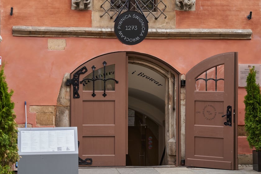 d) wprowadzenie pisowni wielką literą wszystkich człon&oacute;w (opr&oacute;cz przyimk&oacute;w i sp&oacute;jnik&oacute;w) w wielowyrazowych nazwach lokali usługowych i gastronomicznych, np. Piwnica Świdnicka, Karczma Słupska, Kawiarnia Literacka, Księgarnia Naukowa, Kino Nowe Horyzonty, Apteka pod Orłem, Bar Miś, Hotel pod R&oacute;żą, Hotel Campanile, Restauracja pod Gryfami, Pizzeria Napoli, Trattoria Santa Lucia, Restauracja Veganic, Teatr Polski, Teatr Wielki;
&nbsp;