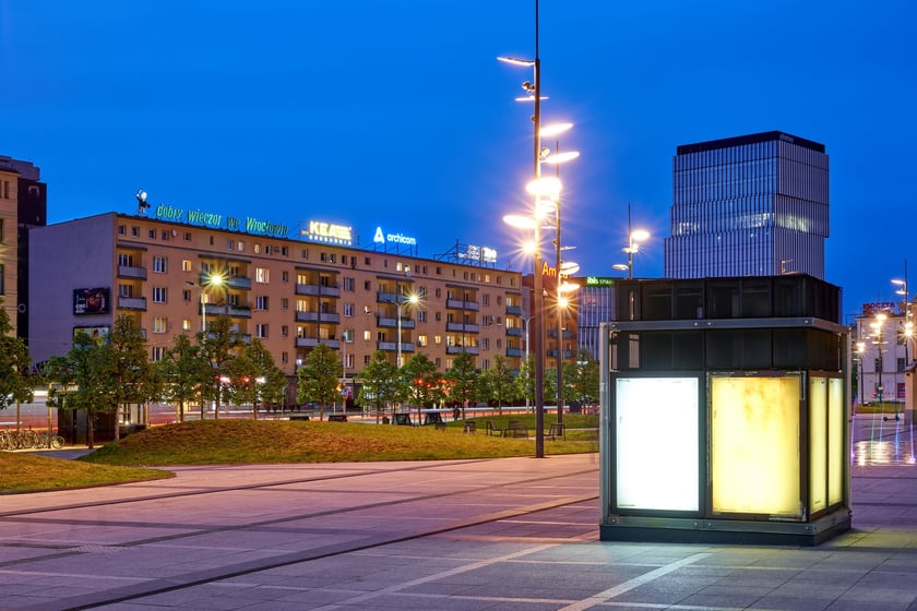 Wieczorny widok na budynek z neonem&nbsp;&bdquo;dobry wiecz&oacute;r we Wrocławiu&rdquo;, maj 2023