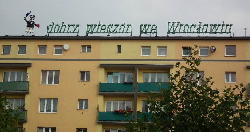 Dzienny widok na budynek z neonem&nbsp;&bdquo;dobry wiecz&oacute;r we Wrocławiu&rdquo;, 2015