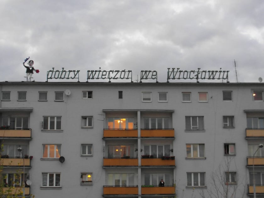Dzienny widok na budynek z neonem&nbsp;&bdquo;dobry wiecz&oacute;r we Wrocławiu&rdquo;, 2012