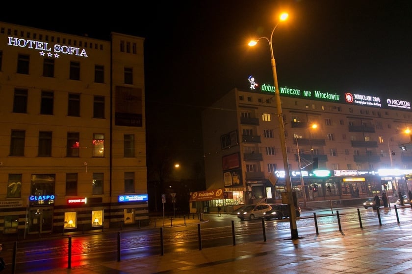 Wieczorny widok na budynek z neonem&nbsp;&bdquo;dobry wiecz&oacute;r we Wrocławiu&rdquo;, zdjęcie archiwalne