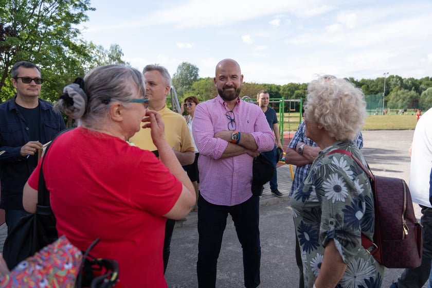 Spotkanie mieszkańców osiedla Kuźniki z prezydentem Wrocławia, Jackiem Sutrykiem