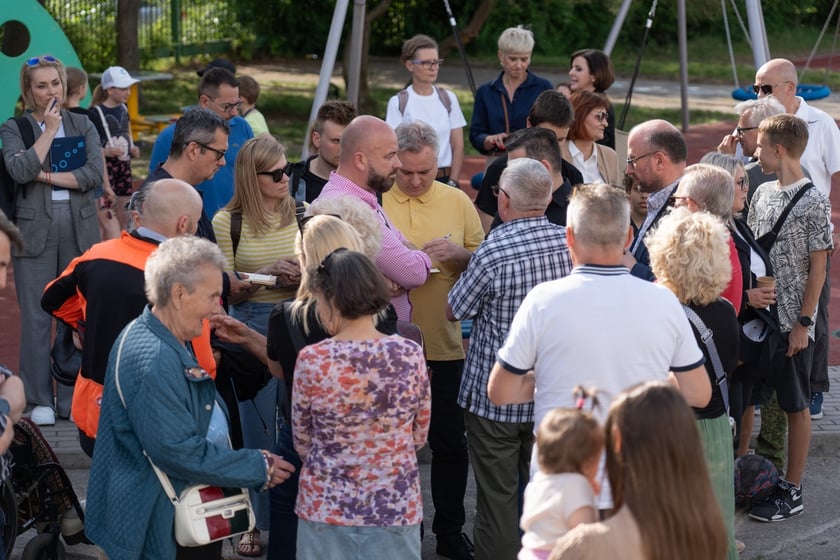 Spotkanie mieszkańców osiedla Kuźniki z prezydentem Wrocławia, Jackiem Sutrykiem