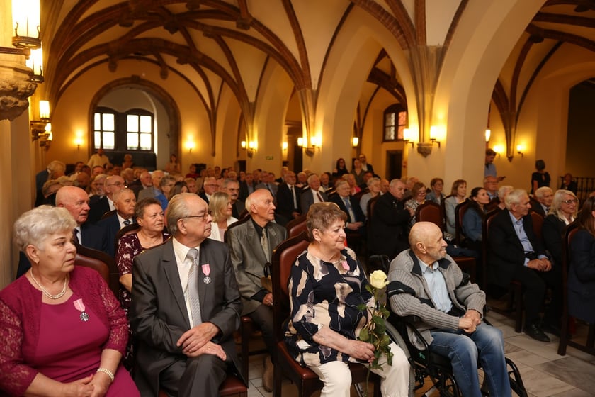 Uczestnicy uroczystości dla par obchodzących Złote Gody w Ratuszu we Wrocławiu