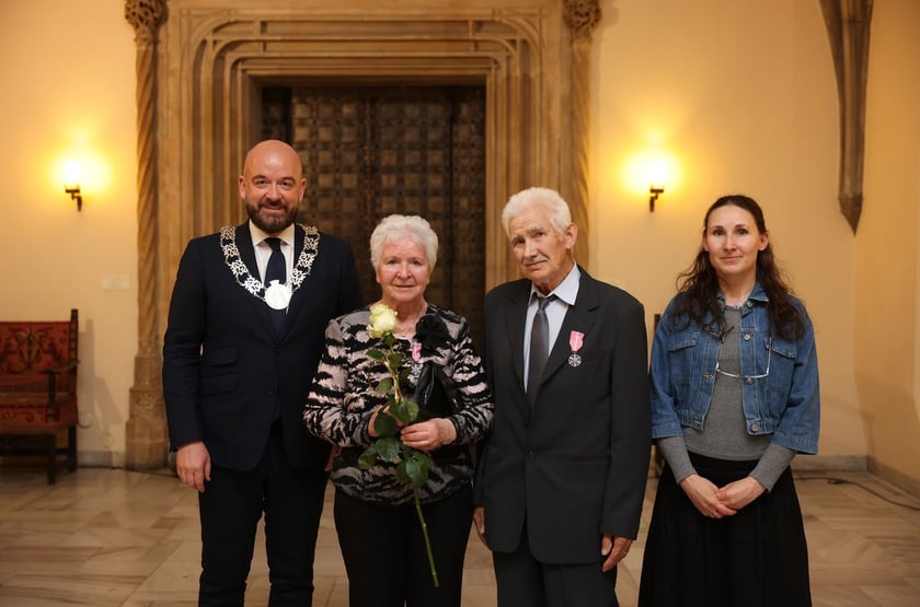 Uczestnicy uroczystości dla par obchodzących Złote Gody w Ratuszu we Wrocławiu